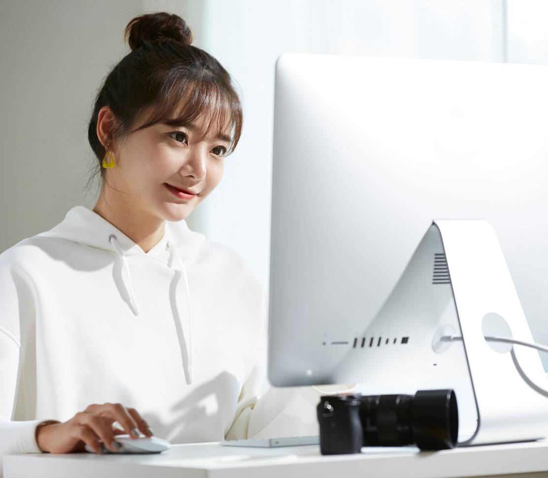 PCを操作する女性